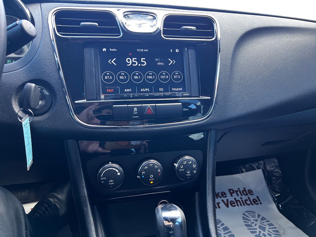 2014 Chrysler 200 Image 18