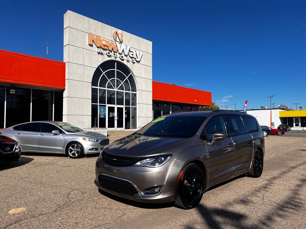 2018 Chrysler Pacifica Image 1