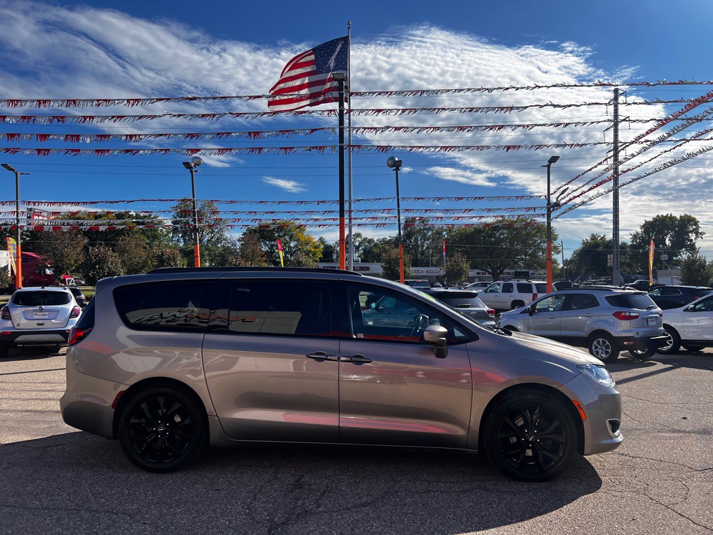 2018 Chrysler Pacifica Image 4