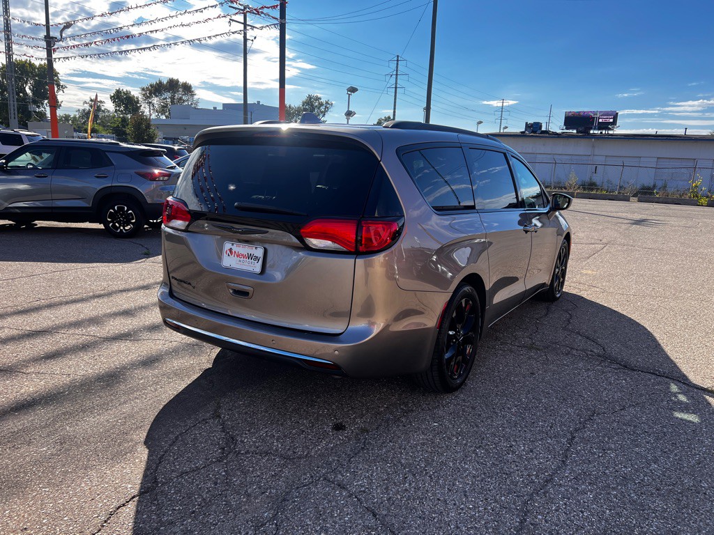 2018 Chrysler Pacifica Image 5