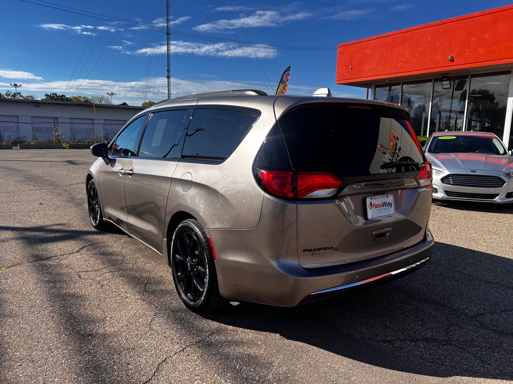 2018 Chrysler Pacifica Image 7