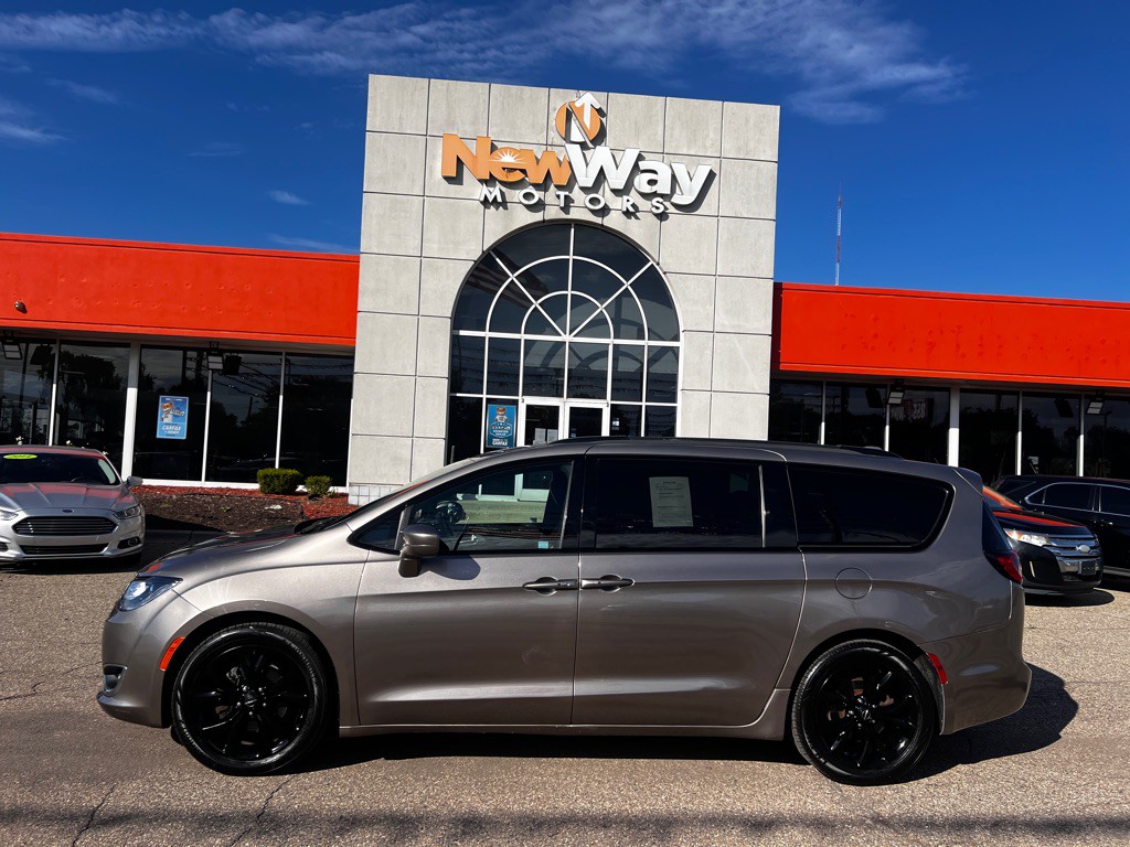 2018 Chrysler Pacifica Image 8