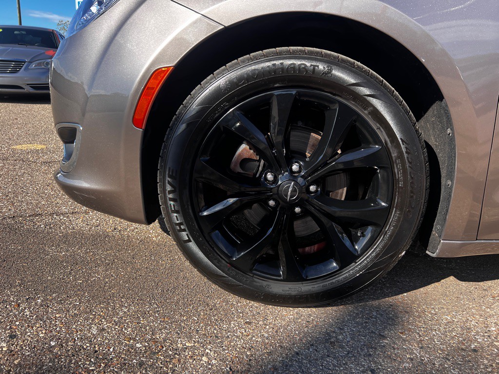 2018 Chrysler Pacifica Image 17