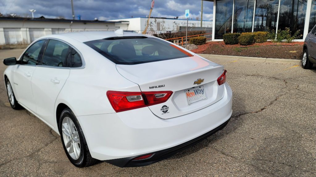 2016 Chevrolet Malibu Image 2