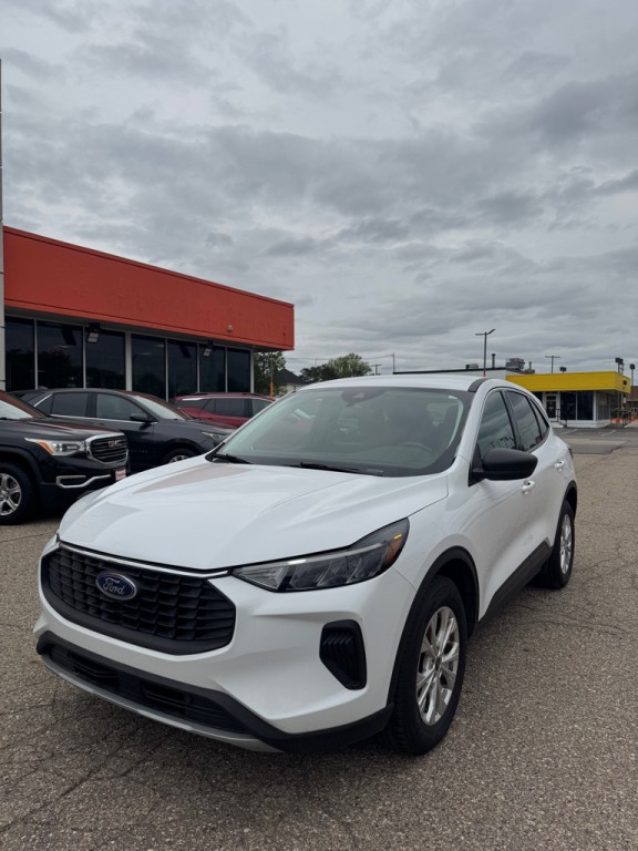 2023 Ford Escape Image 2