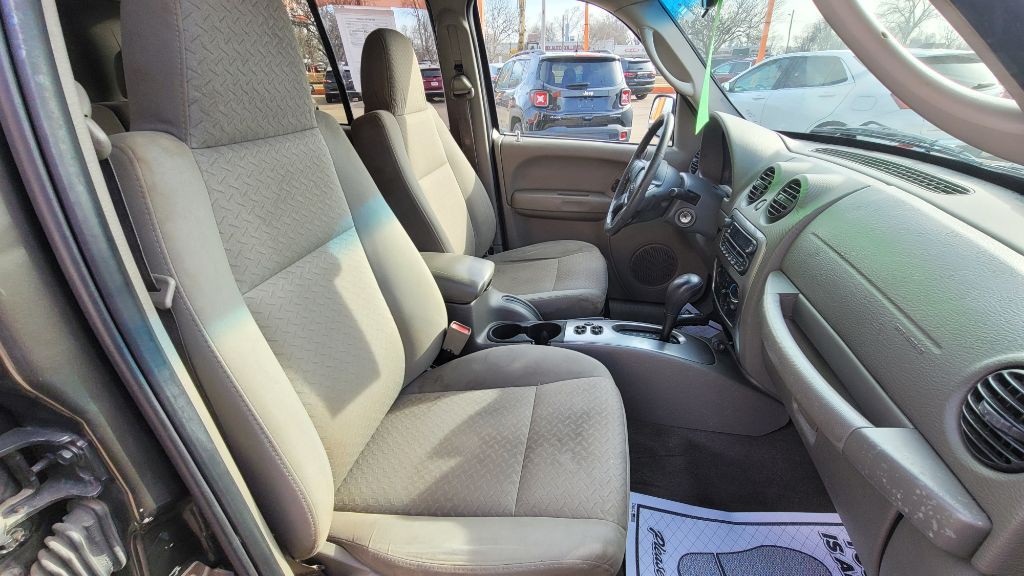 2005 Jeep Liberty Image 11