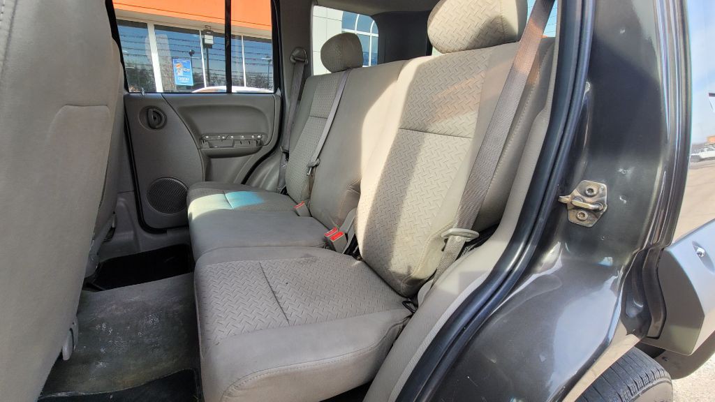 2005 Jeep Liberty Image 12