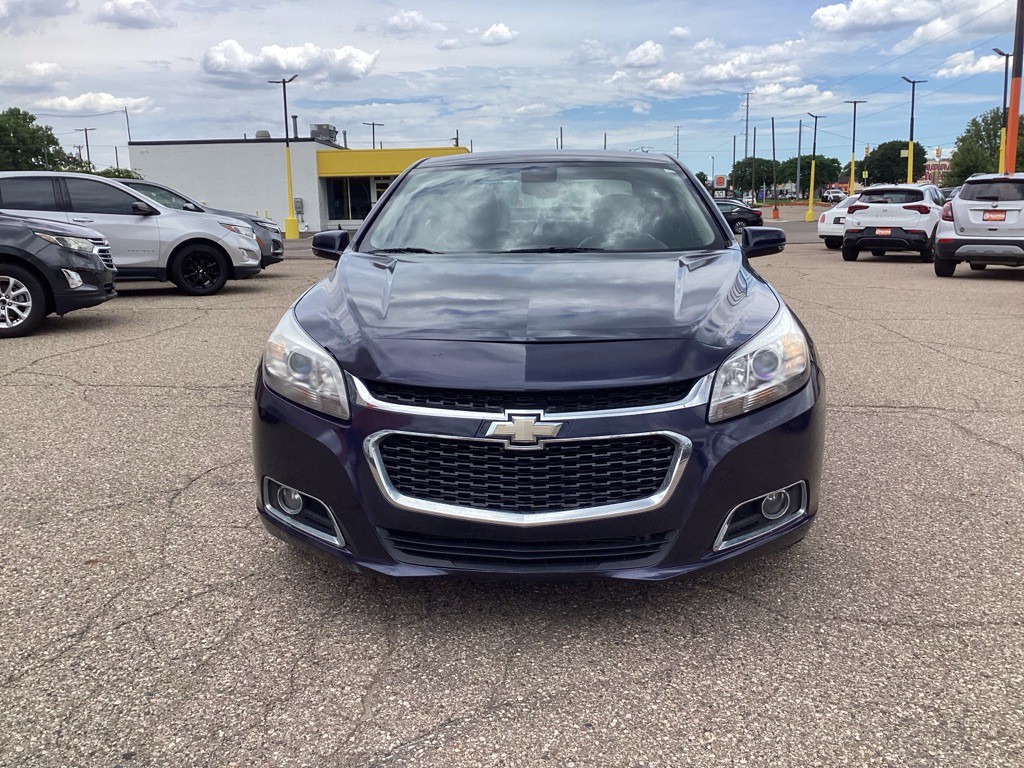 2016 Chevrolet Malibu Image 2