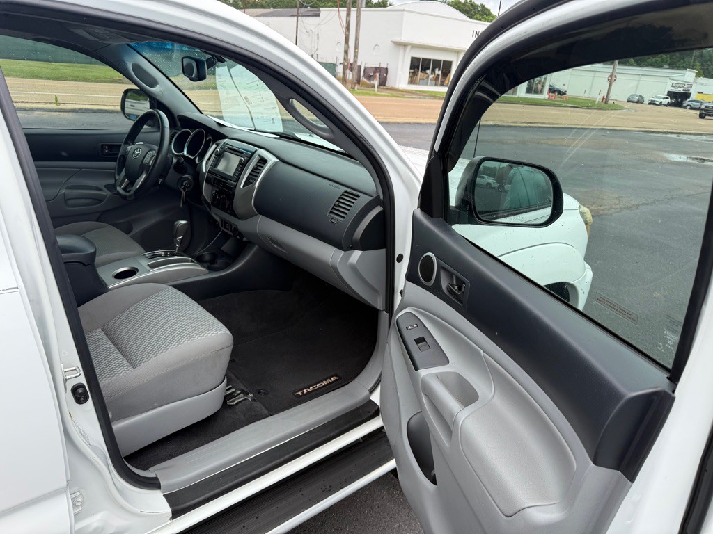 2013 Toyota Tacoma Image 24