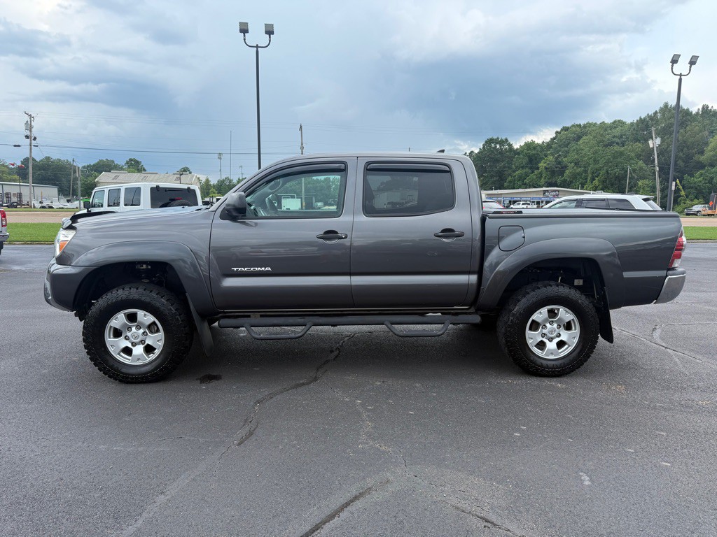 2015 Toyota Tacoma Image 2
