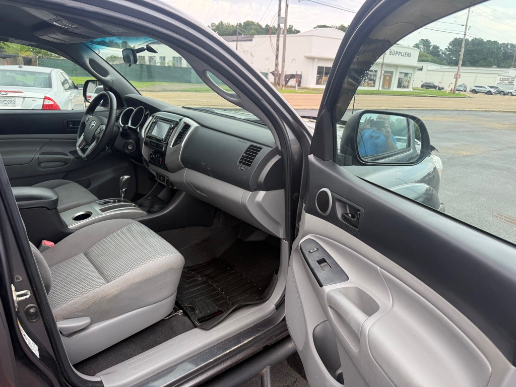 2015 Toyota Tacoma Image 17