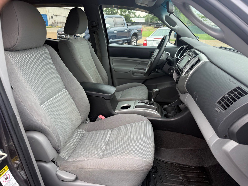 2015 Toyota Tacoma Image 18