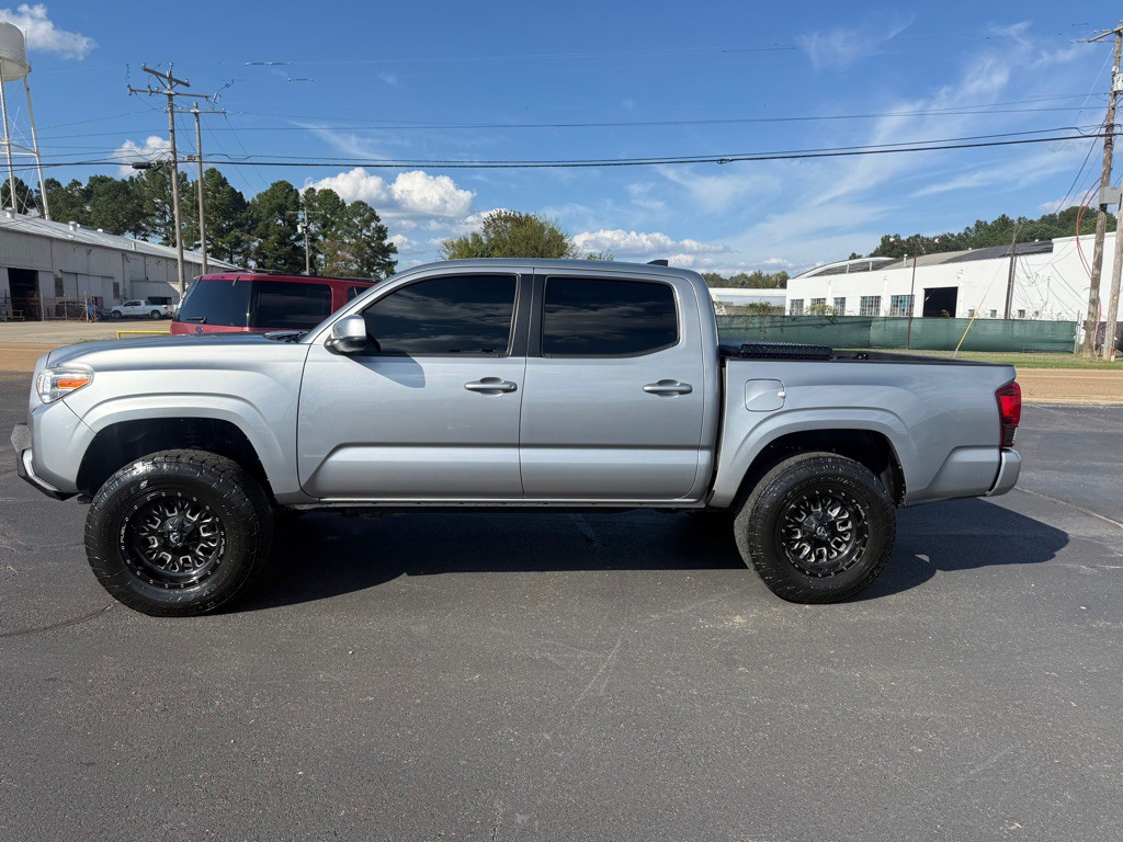 2018 Toyota Tacoma Image 2