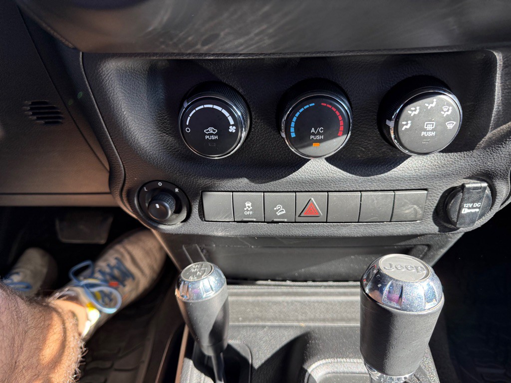 2014 Jeep Wrangler Image 14