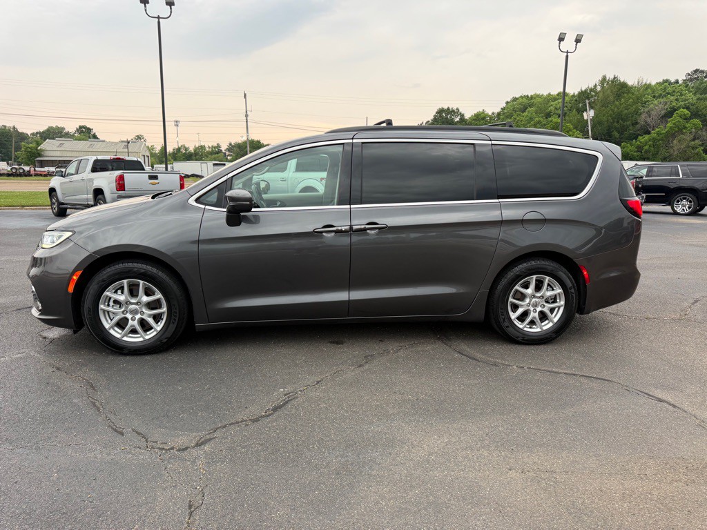 2022 Chrysler Pacifica Image 2