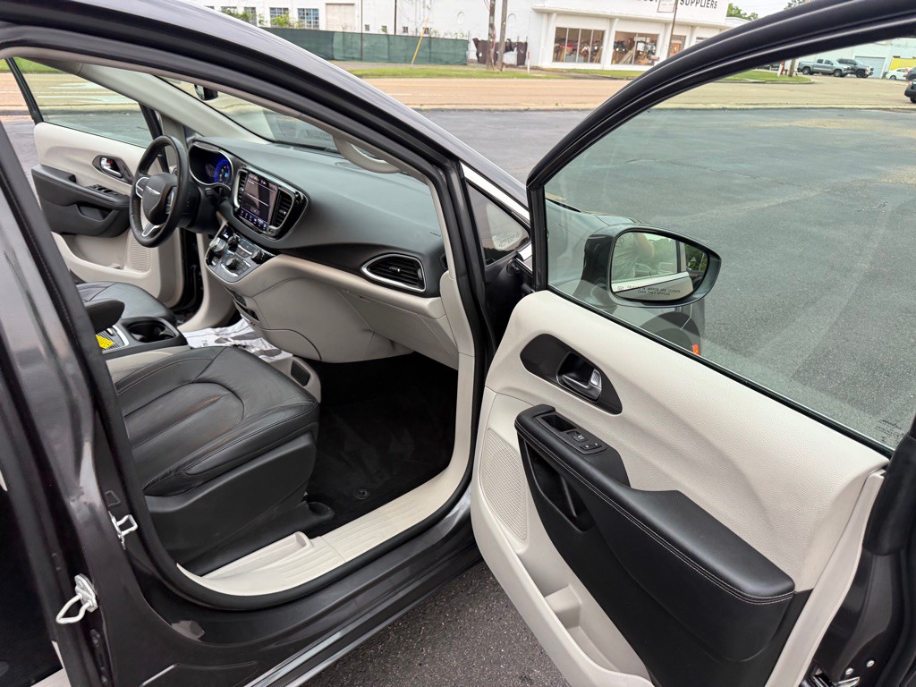 2022 Chrysler Pacifica Image 18