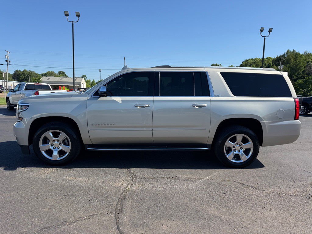 2016 Chevrolet Suburban Image 2