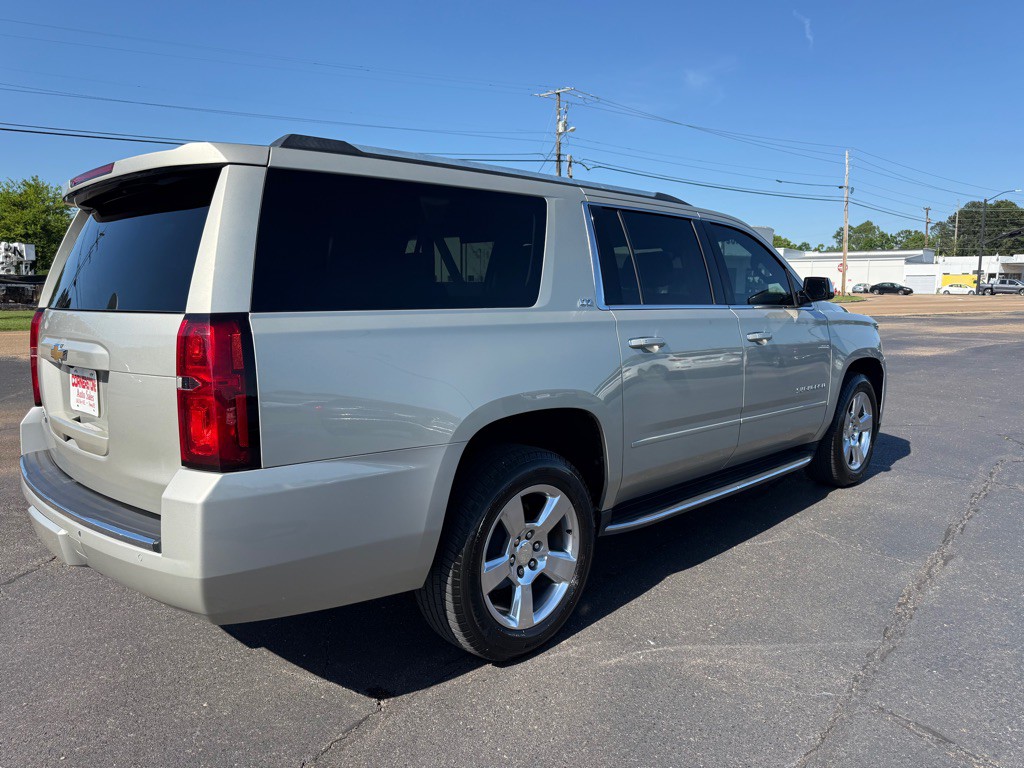 2016 Chevrolet Suburban Image 3