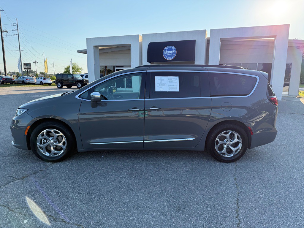 2022 Chrysler Pacifica Image 2