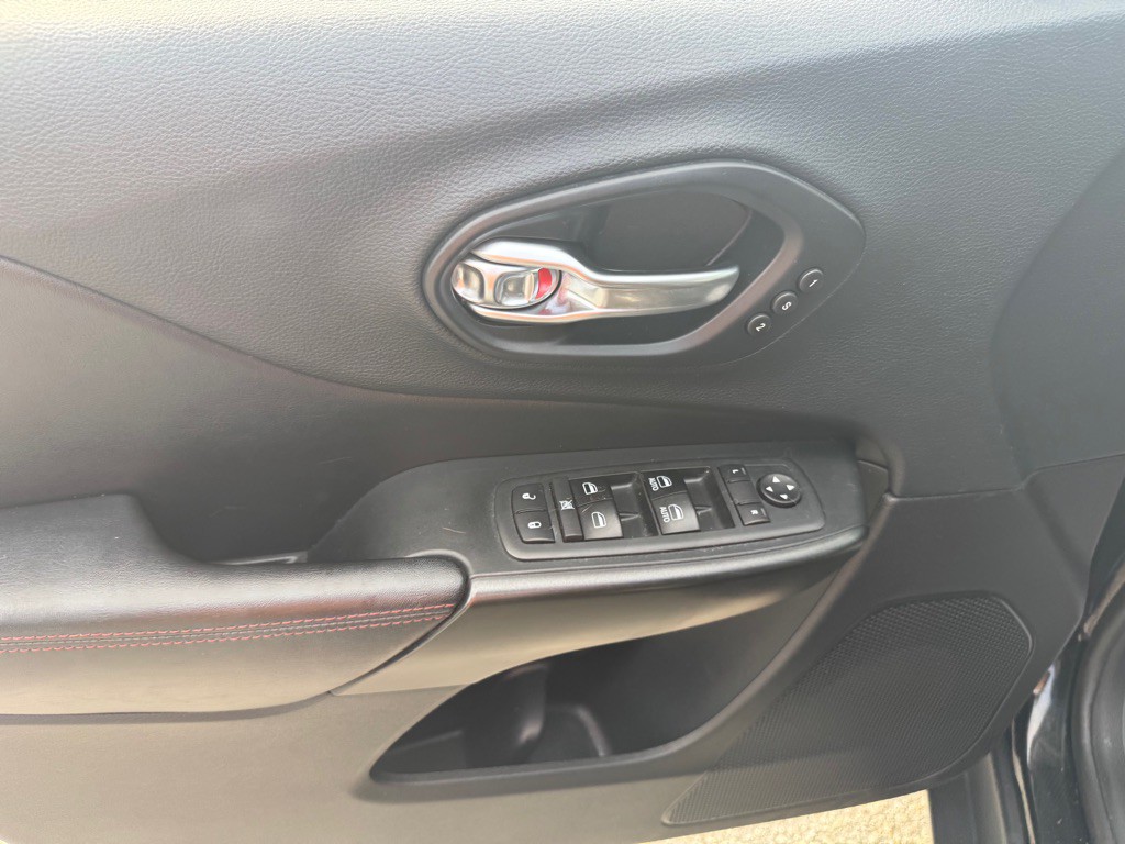 2019 Jeep Cherokee Image 9