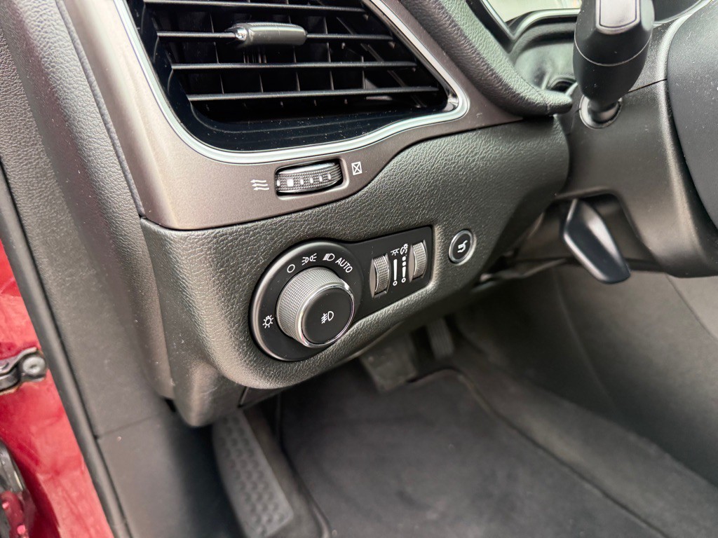 2019 Jeep Cherokee Image 16