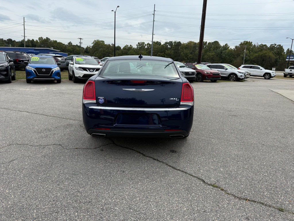 2017 Chrysler 300 Image 4