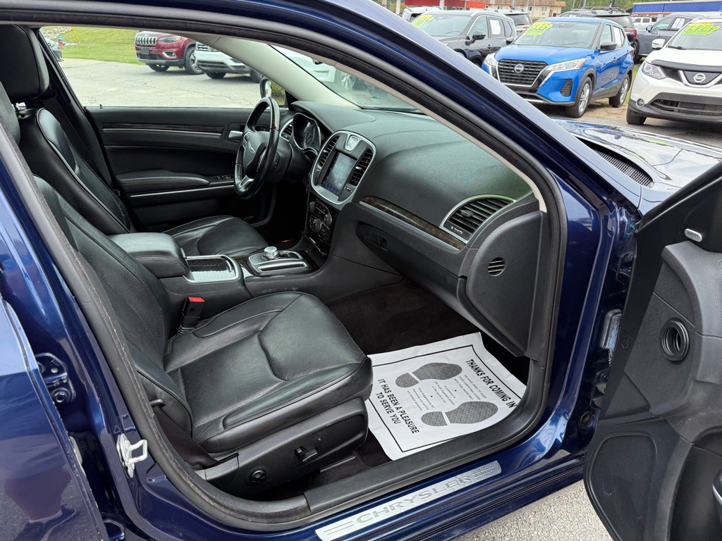 2017 Chrysler 300 Image 9