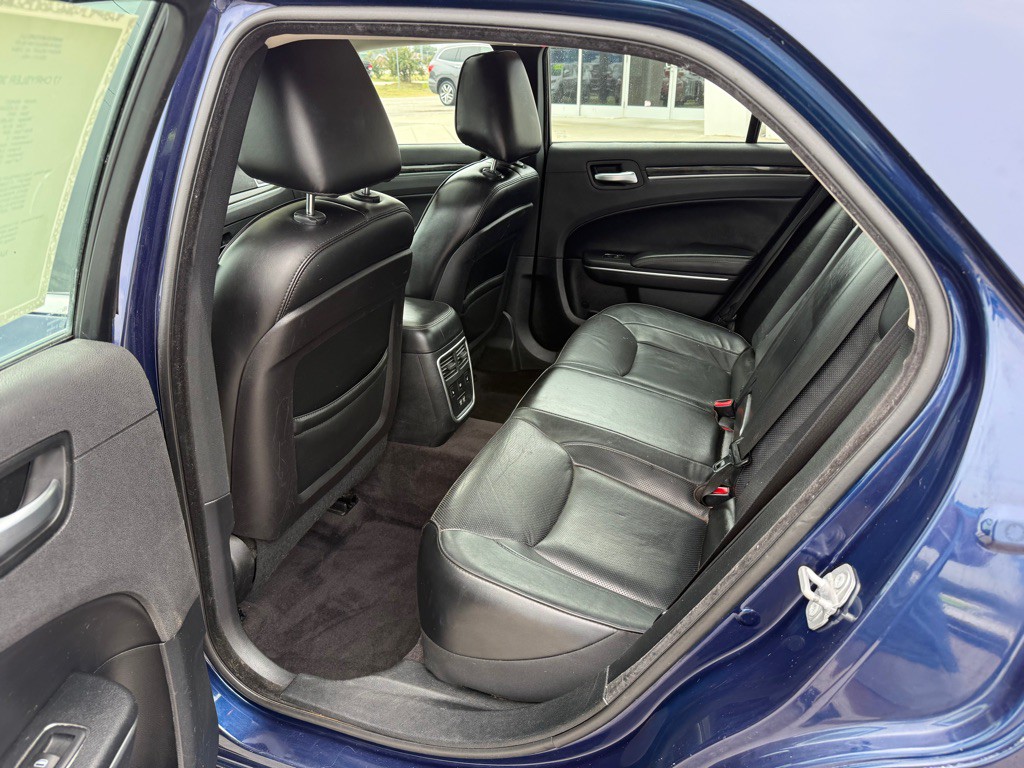 2017 Chrysler 300 Image 11