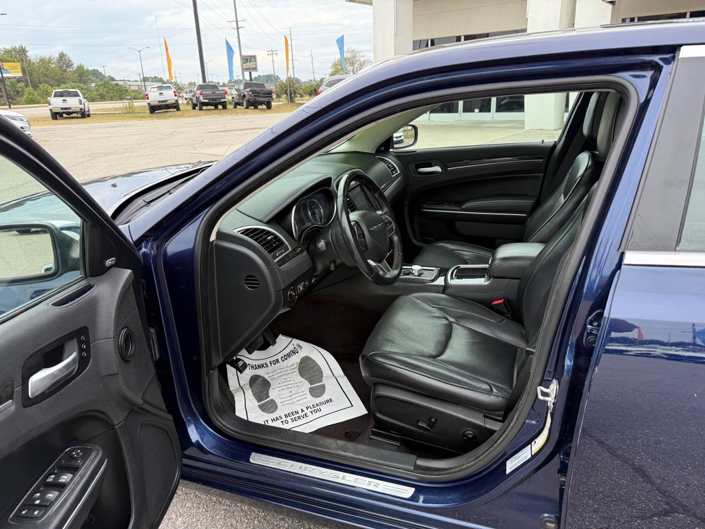 2017 Chrysler 300 Image 12
