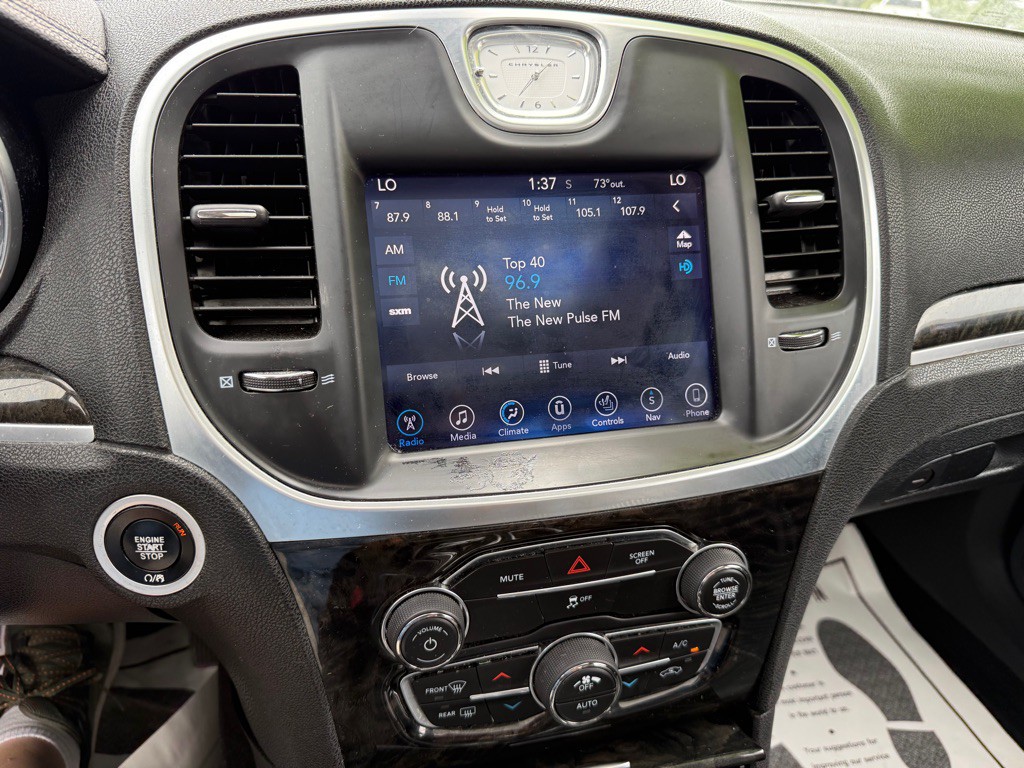 2017 Chrysler 300 Image 14