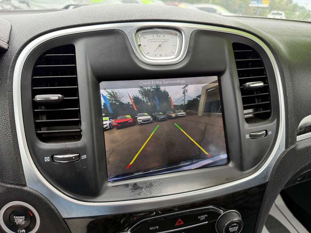2017 Chrysler 300 Image 15