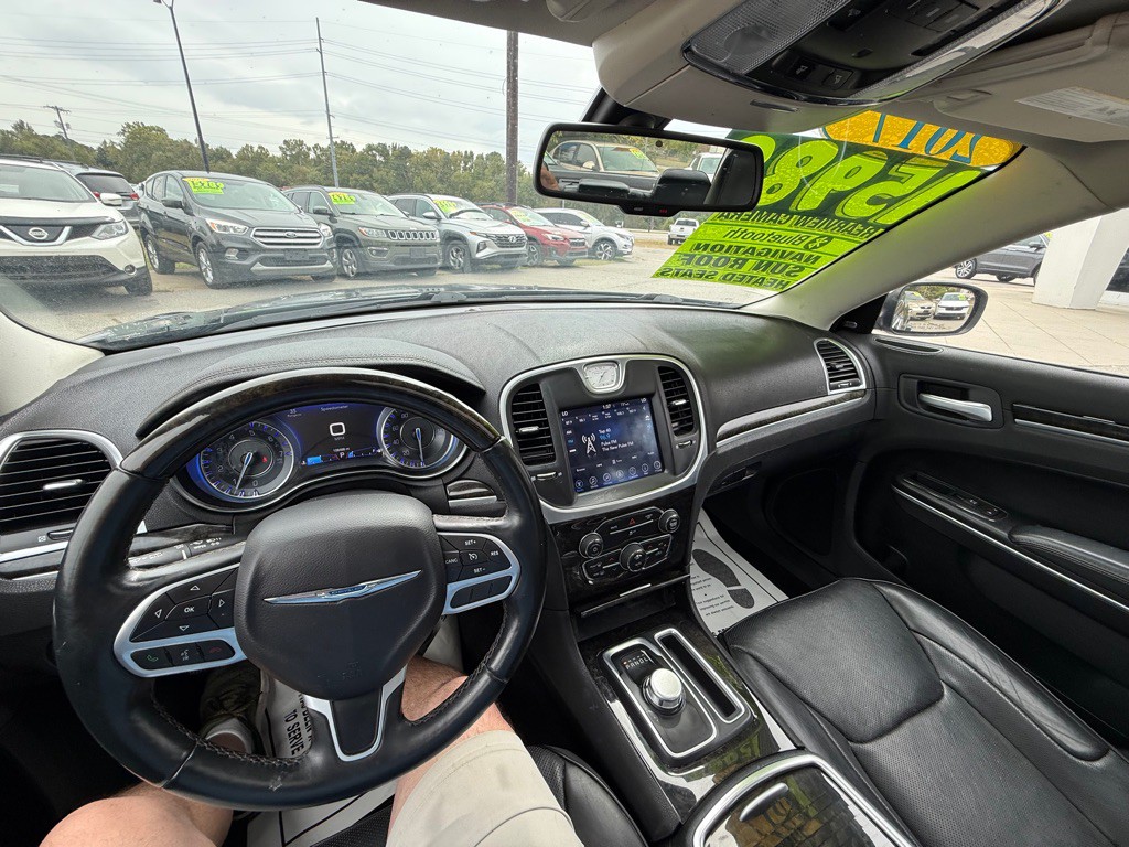 2017 Chrysler 300 Image 17