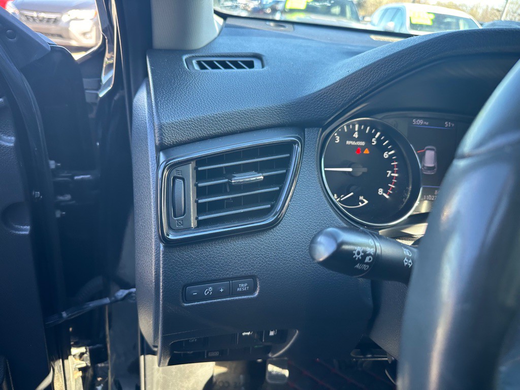 2018 Nissan Rogue Image 11