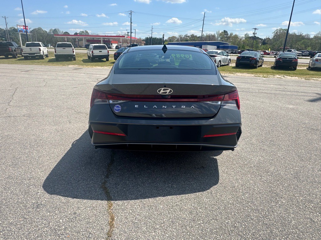 2025 Hyundai Elantra Image 4
