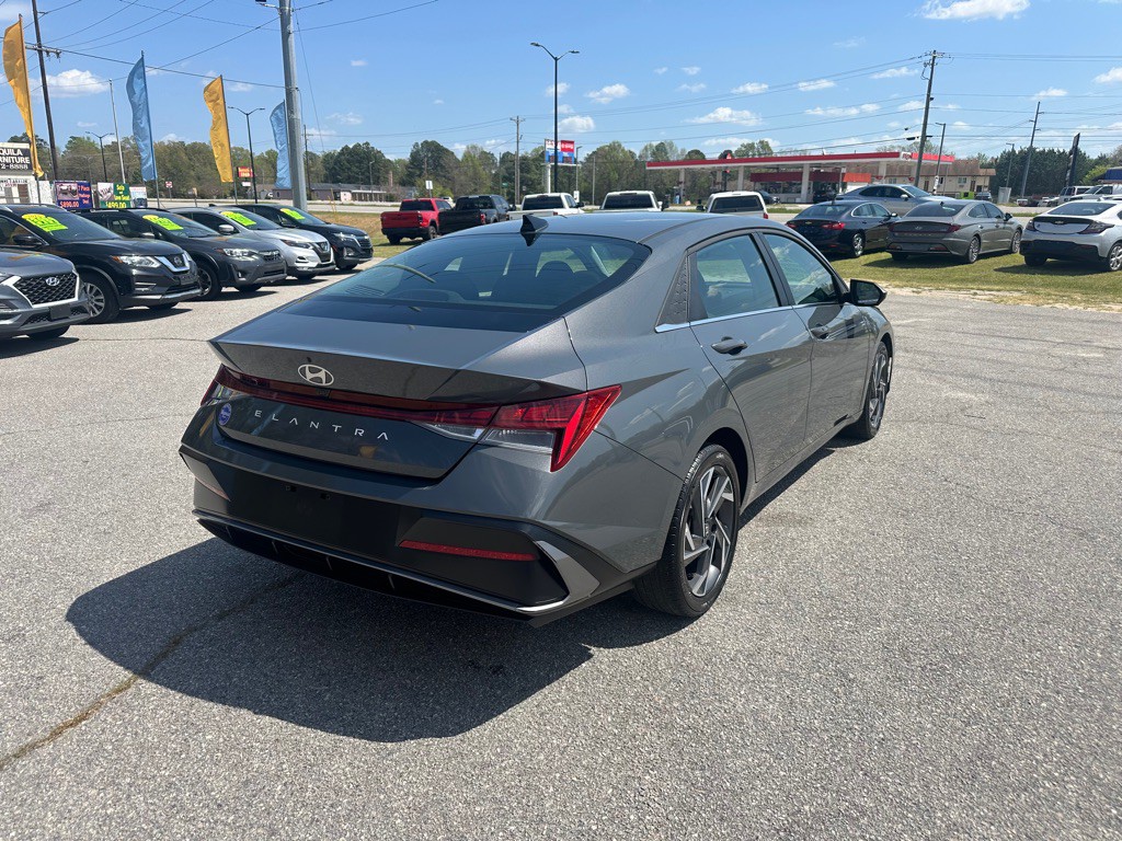 2025 Hyundai Elantra Image 5