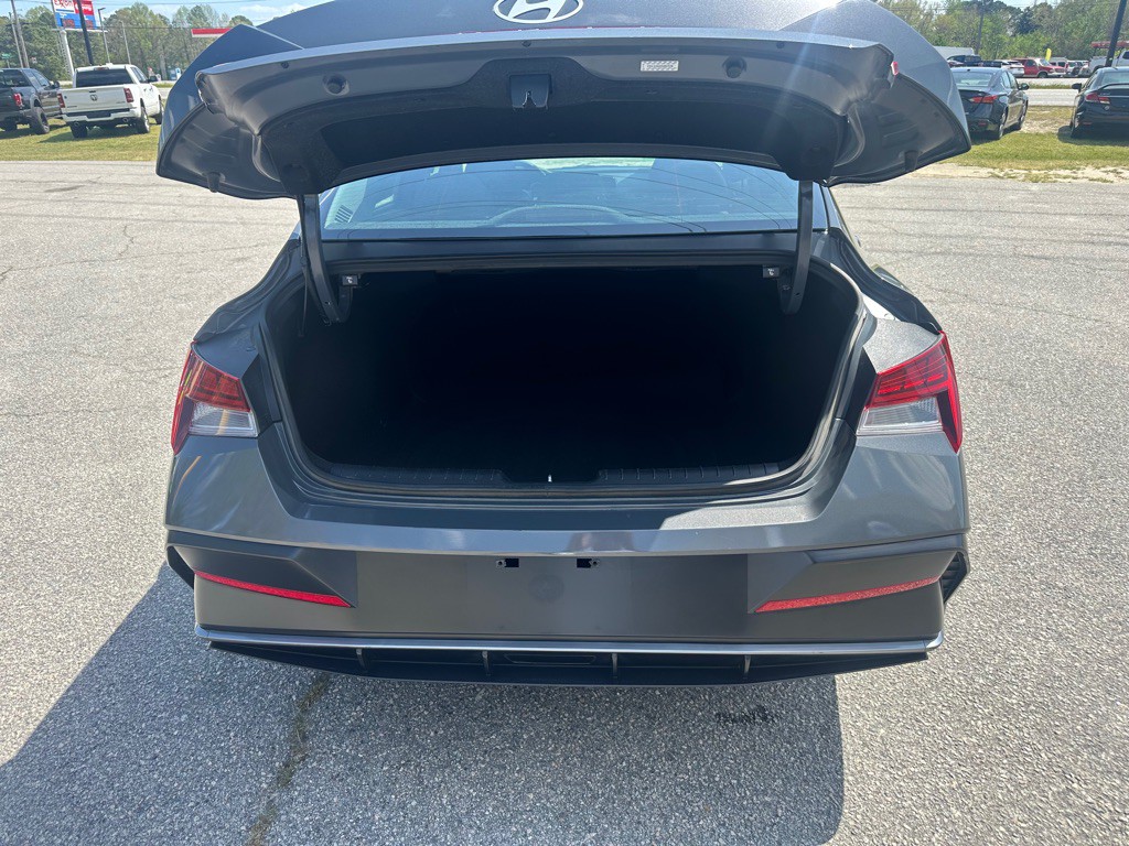 2025 Hyundai Elantra Image 10