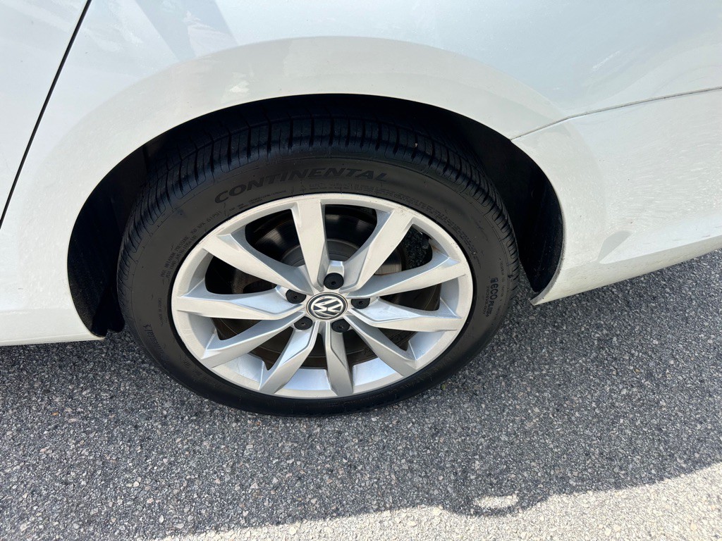 2017 Volkswagen Golf Image 9