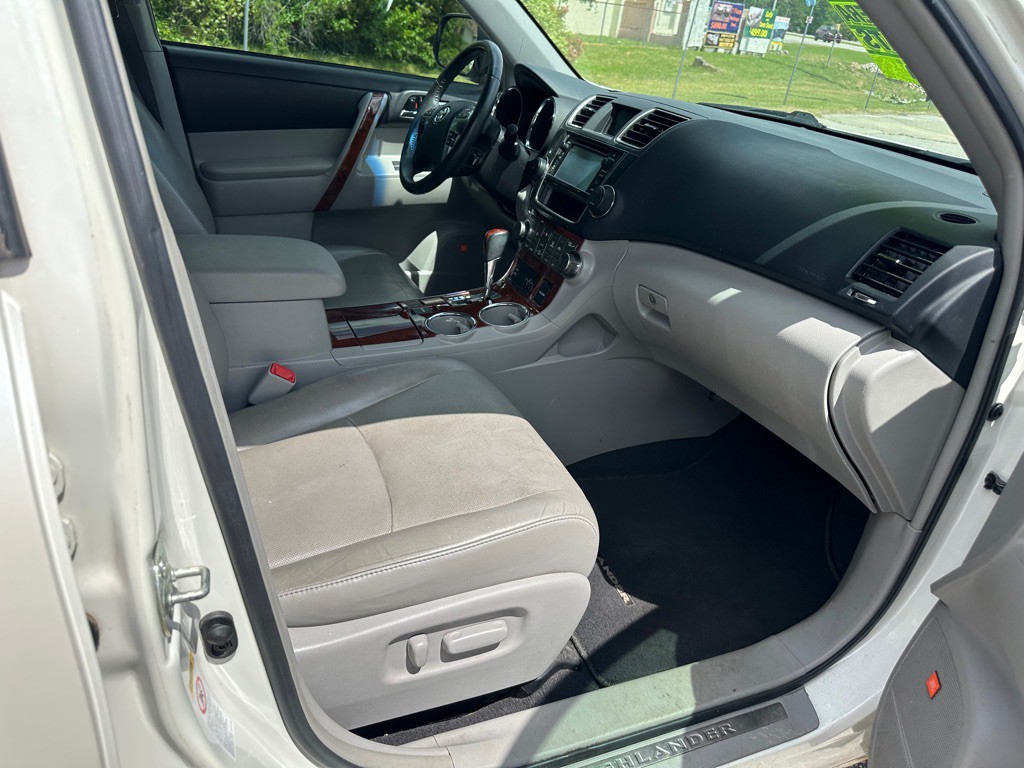 2013 Toyota Highlander Image 24