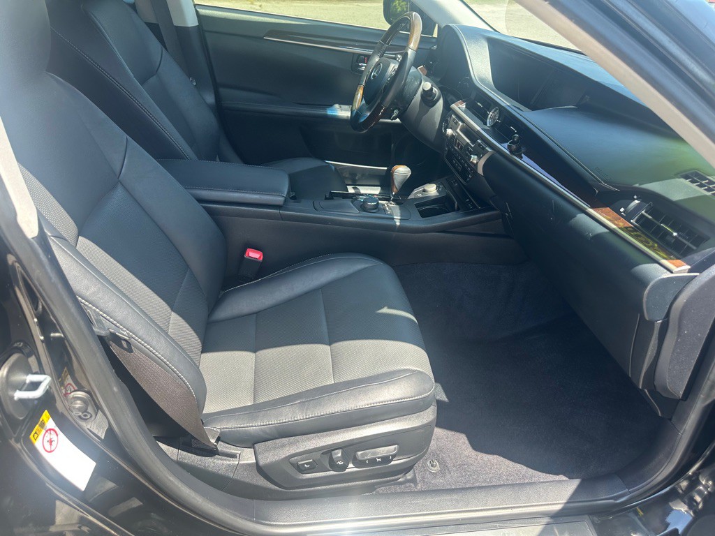 2015 Lexus ES Image 23