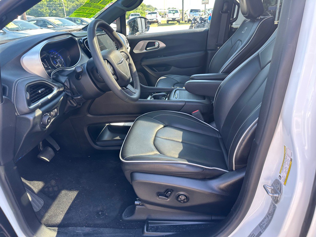 2025 Chrysler Pacifica Image 11