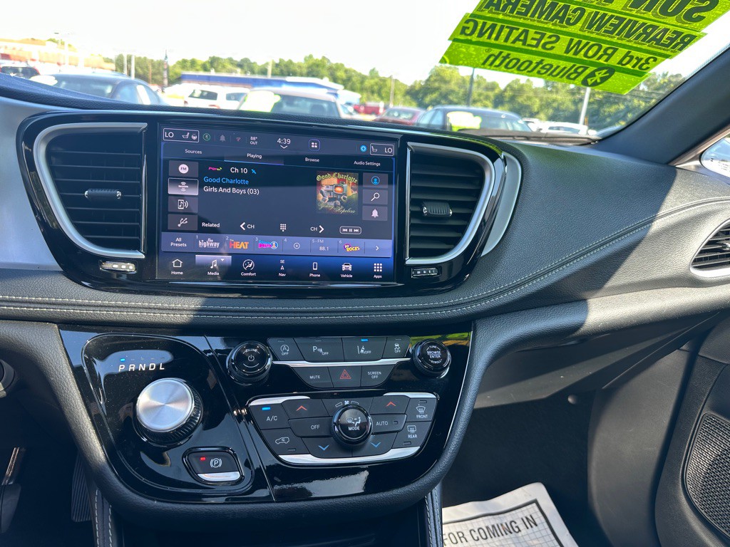 2025 Chrysler Pacifica Image 15