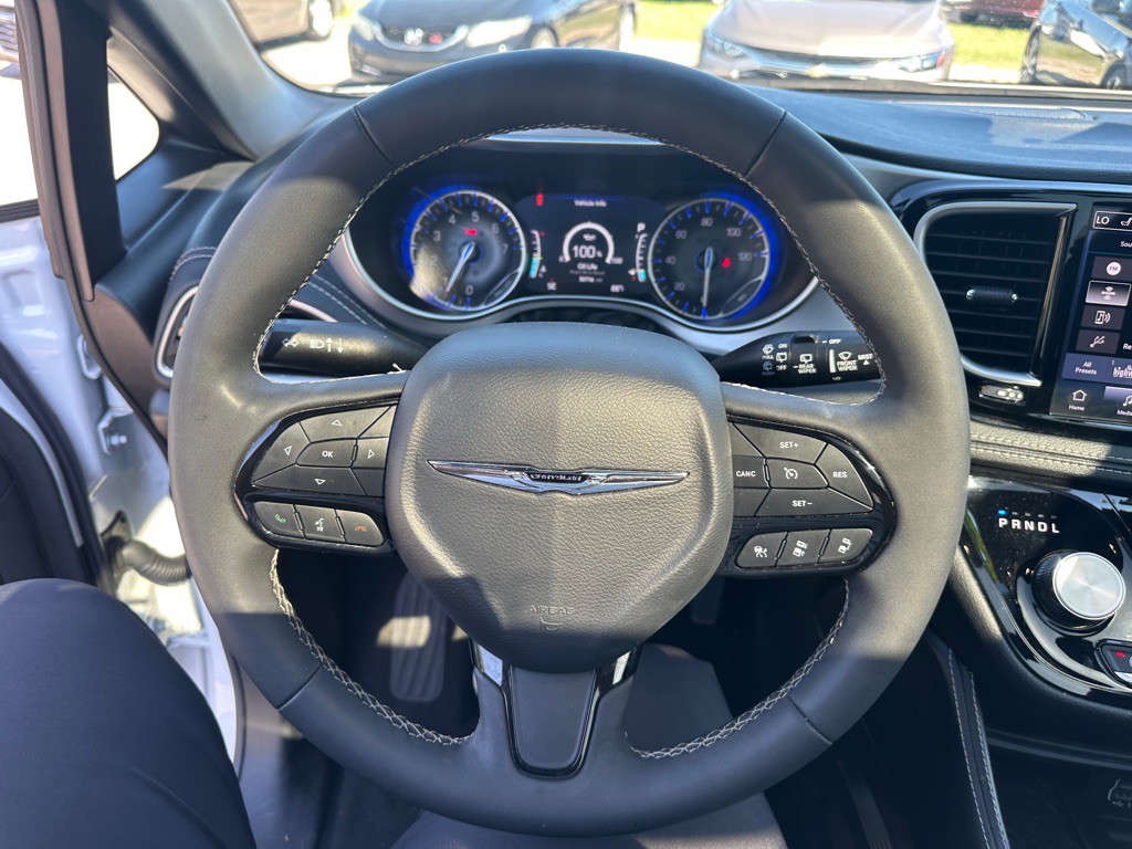2025 Chrysler Pacifica Image 17