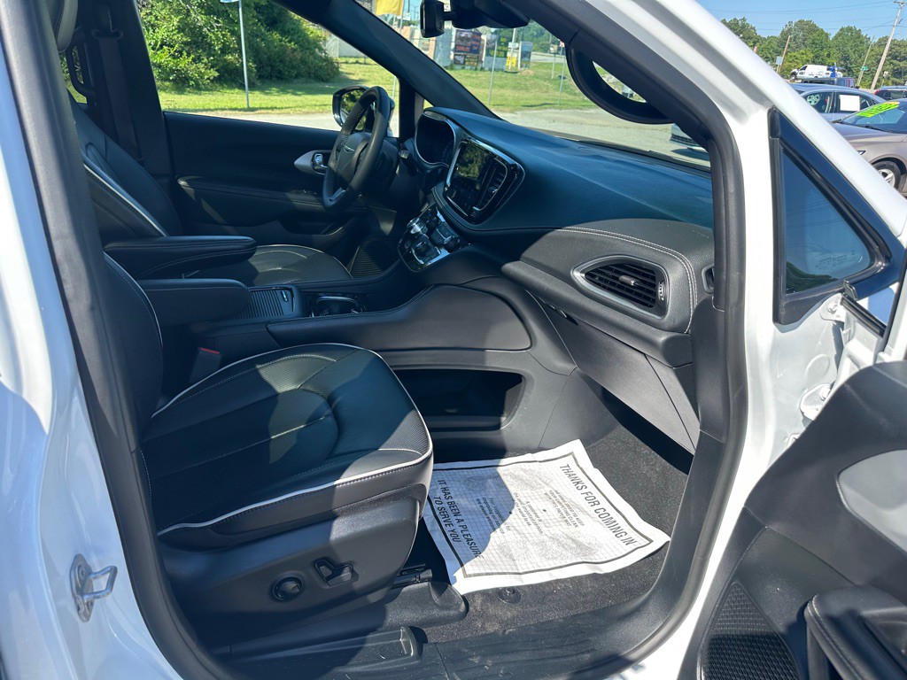 2025 Chrysler Pacifica Image 24