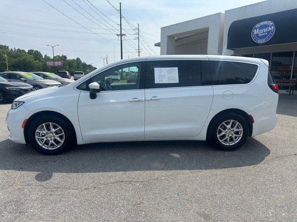2023 Chrysler Pacifica Image 2