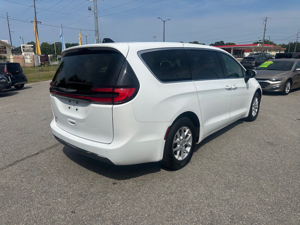 2023 Chrysler Pacifica Image 5