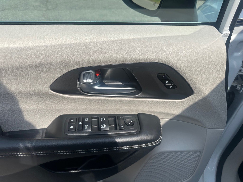 2023 Chrysler Pacifica Image 12