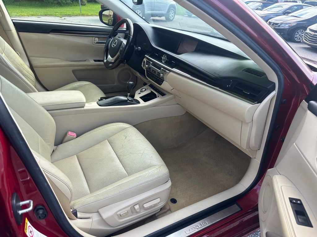 2013 Lexus ES Image 23