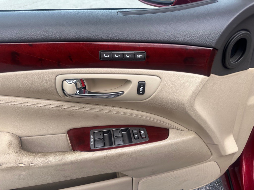 2010 Lexus LS Image 11