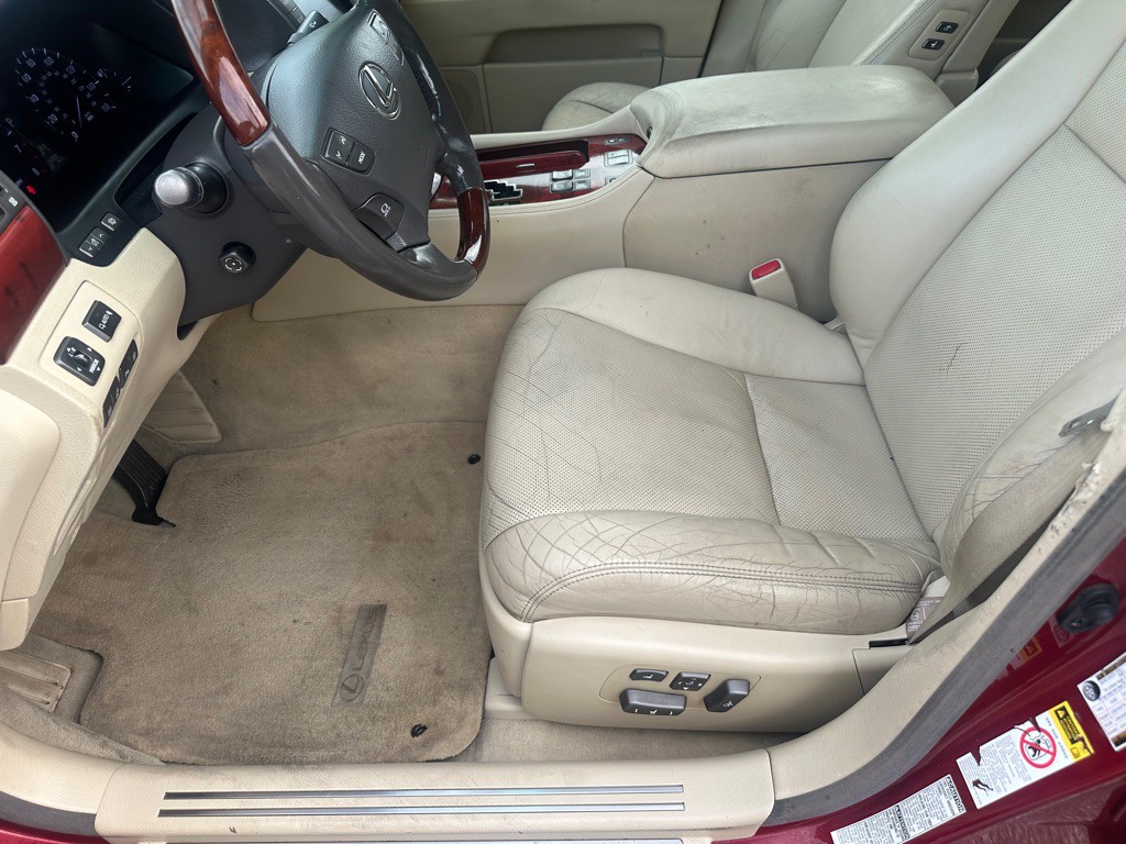 2010 Lexus LS Image 12