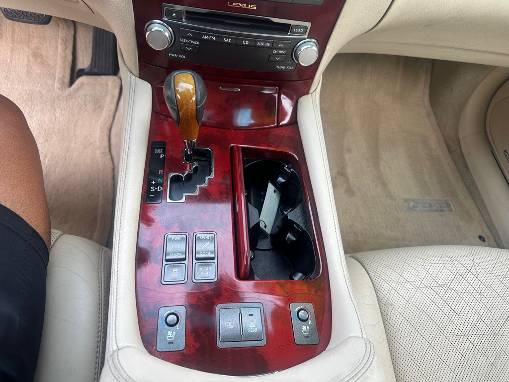 2010 Lexus LS Image 14